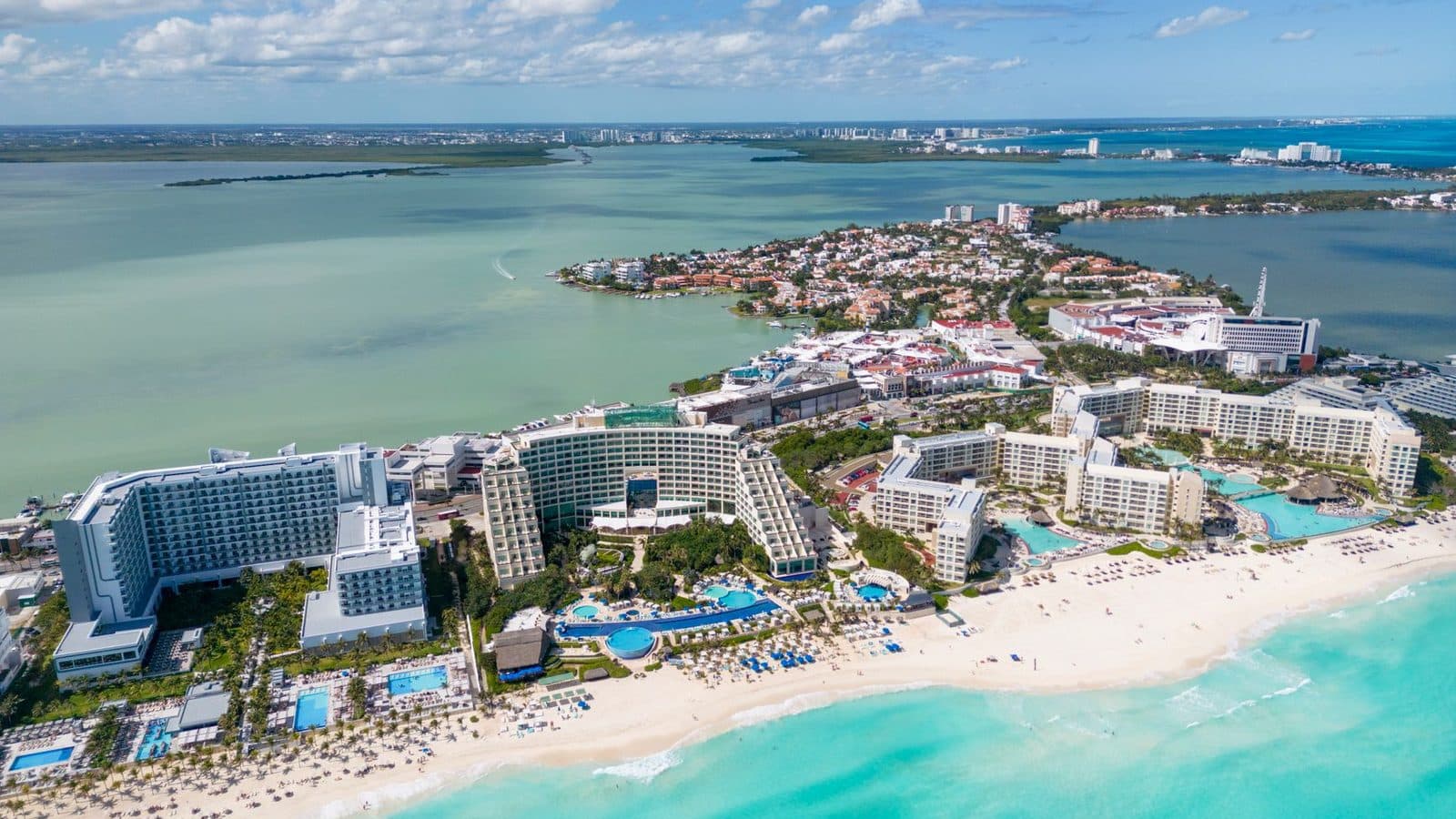 Vista aérea da faixa de hotéis de Cancún entre o mar do Caribe e a lagoa