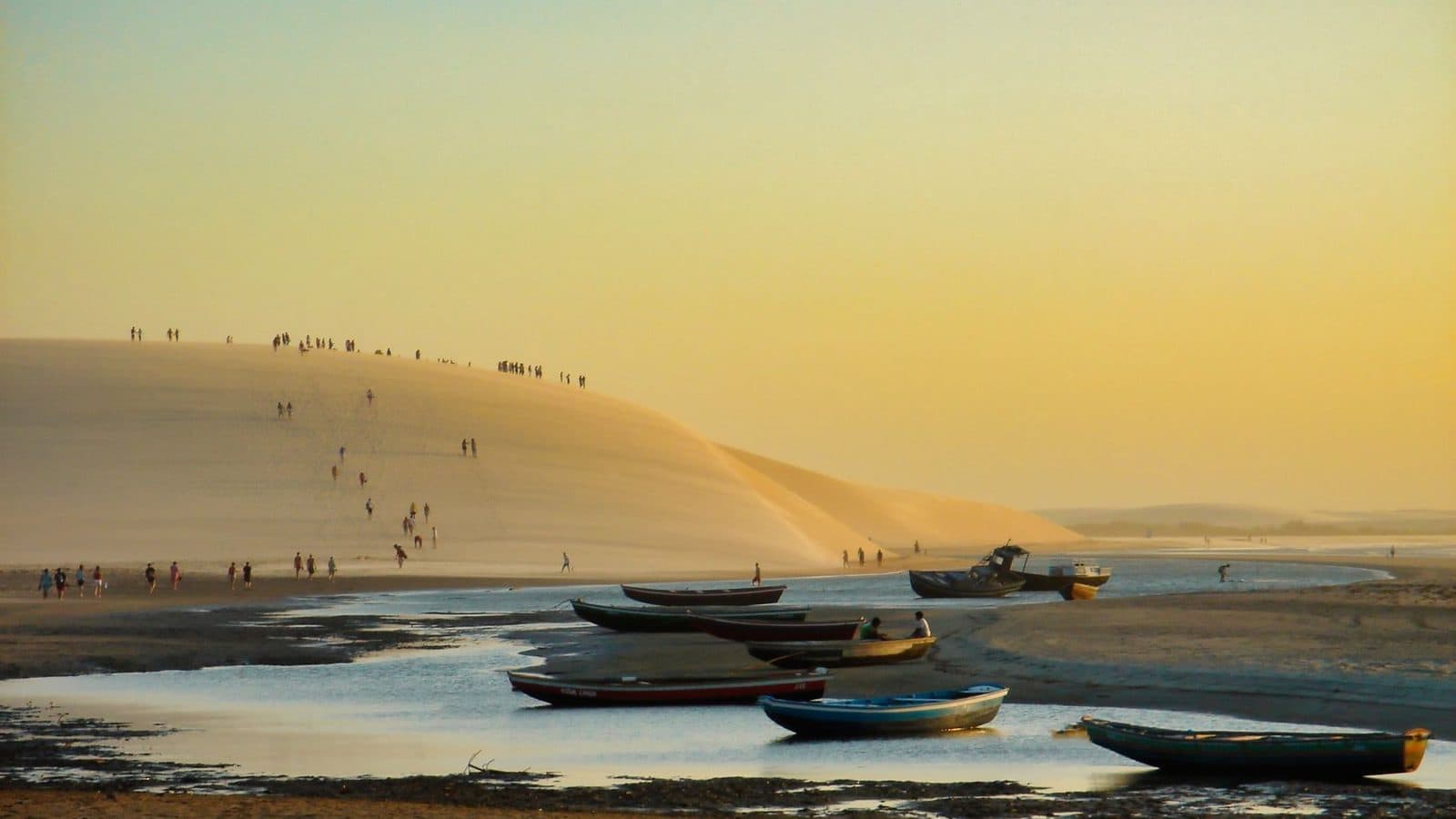 Duna do Pôr do Sol e barcos na beira da praia de Jericoacoara ao fim da tarde